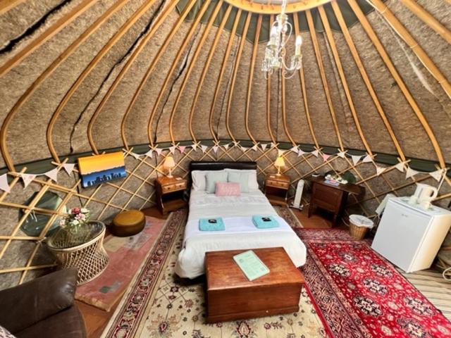 Stonehenge Campsite & Glamping Hotel Berwick St James ภายนอก รูปภาพ