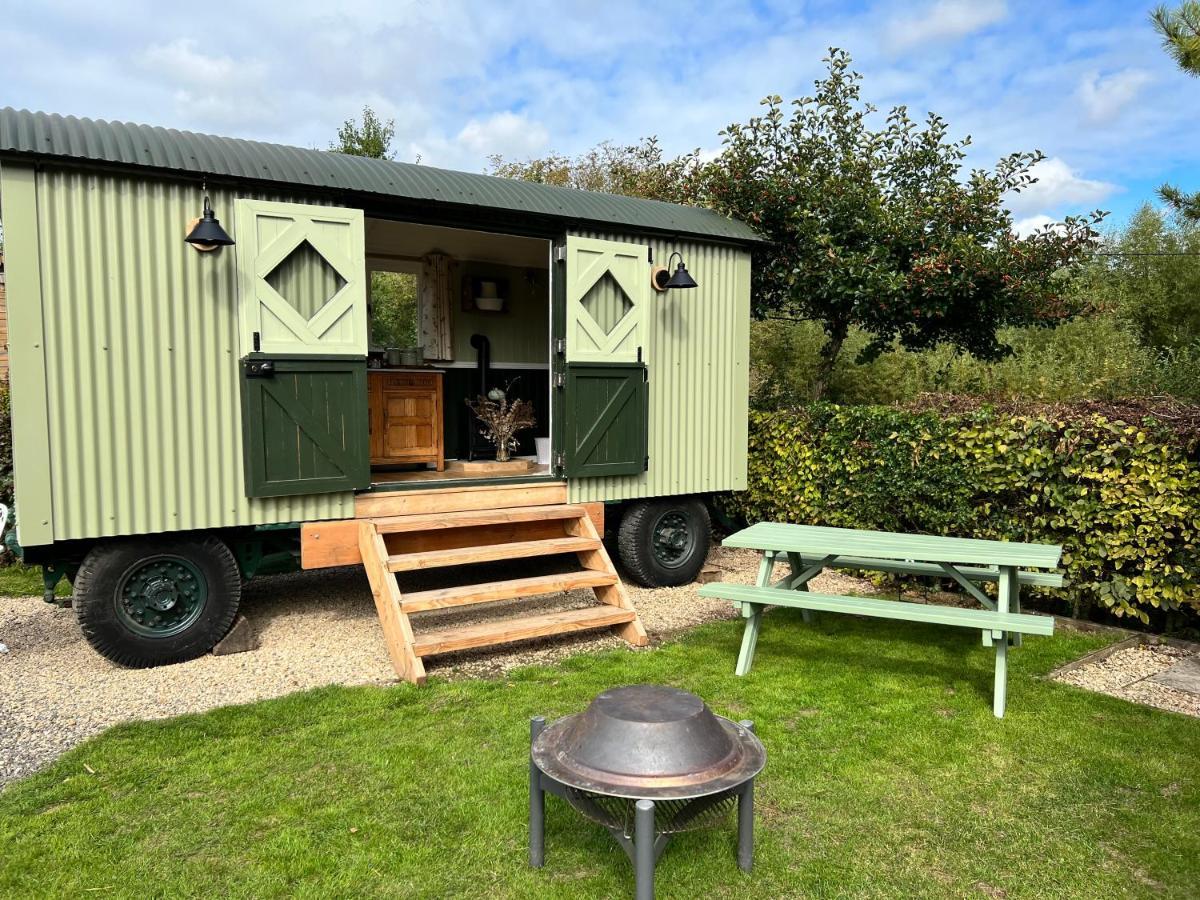 Stonehenge Campsite & Glamping Hotel Berwick St James ภายนอก รูปภาพ